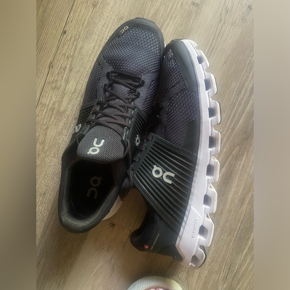 Practically new, Men’s Cloud/on running  tennis shoes